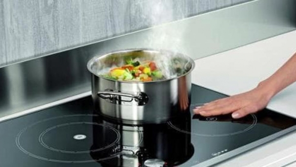 Piani cottura in vetro, in acciaio, smaltati: come pulirli correttamente